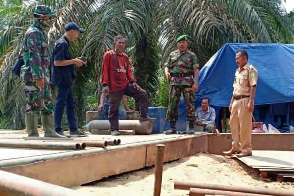 Pasiter Dim 0401/Muba Bersama Kepala Desa SP3 Bukit Sejahtera, Tinjau Perbaikan Jembatan