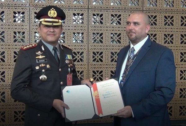 Bongkar Kartel Narkoba Internasional, US DEA Beri Penghargaan Kapolres Jakarta Barat Kombes Hengki Haryadi