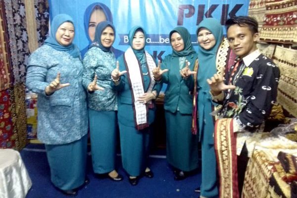 Ketua Umum TP PKK Pusat Erni Guntarti Tjahjo Kumolo Kagumi Kain Tapis Lampung