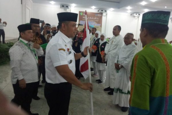 Sekda Kota Binjai M. Mahfullah Lepas Jamaah Calhaj Kloter 12 Embarkasi Medan