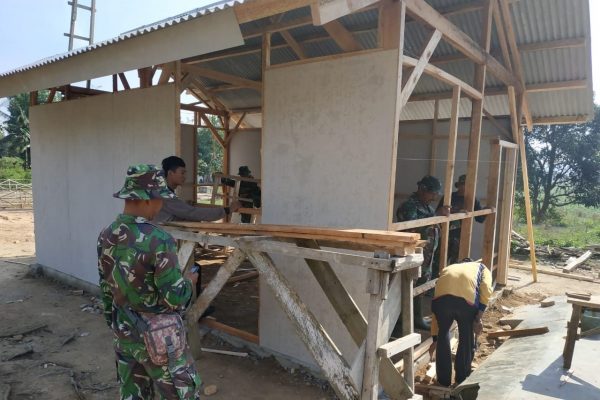 Satgas TMMD ke-105 Kodim 0426 Melakukan Bedah Rumah