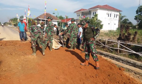 Dansatgas TMMD ke-105, Letkol Inf Kohir Pimpin Langsung Kegiatan Penimbunan Jalan