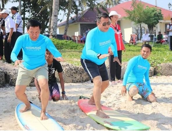 Usai Kunker ke Pesisir Barat, Kapolda Coba Surfing di Pantai Labuhan Jukung