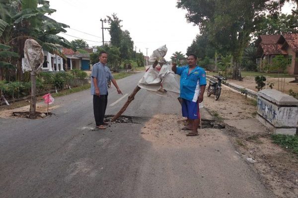 Warga Tiyuh Chandra Mukti Ancam Akan Tutup Jalan Jika Tidak Segera Perbaiki Jalan Dua