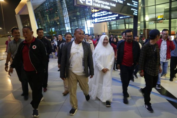 Tangis Haru Warnai Kedatangan Nanang Ermanto dan Istri Dikediamannya
