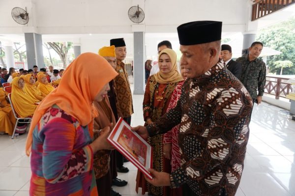 Pencipta Mars Lampung Selatan Terima Penghargaan Dari Plt Bupati Nanang Ermanto