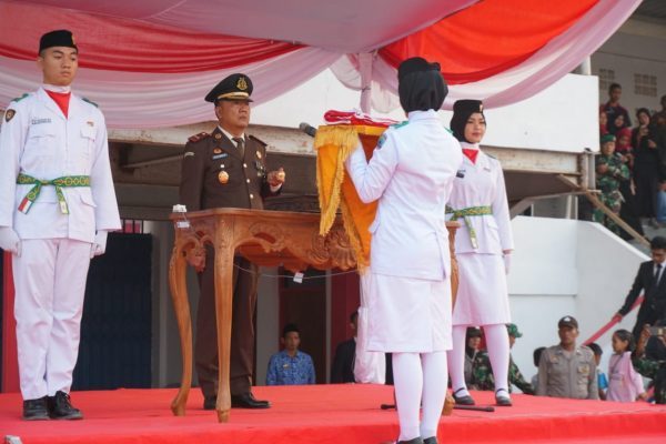 Kajari Lamsel Pimpin Upacara Penurunan Bendera Merah Putih HUT RI ke-74