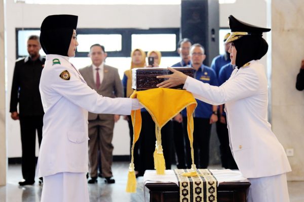 Wagub Chusnunia Serahkan Duplikat Bendera Merah Putih Kepada Paskibraka