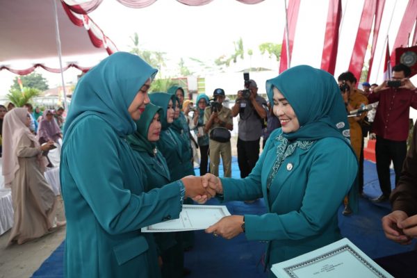 Winarni Kukuhkan Ketua Tim Penggerakk PKK Desa Terpilih Dari Dua Kecamatan