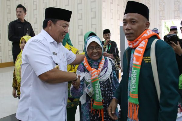Gubernur Arinal Sambut Kedatangan Jemaah Haji Kloter Pertama