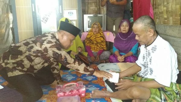 Nanang Ermanto Beri Bantuan Warga Hara Banjarmanis Yang Lumpuh