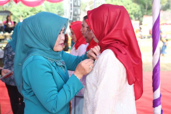 Winarni Kukuhkan Lima Ketua Tim Penggerak PKK Desa Di Kecamatan Palas