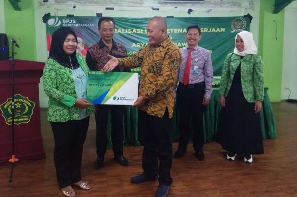 Aryanto Munawar  Serahkan Secara Simbolis BPJS Ketenaga Kerjaan Pada KAMSIK