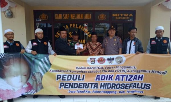 Kombatpol Tanggamus Serahkan Bantuan Dana Kepada Keluarga Atizah, Balita Penderita Hydrocephalus
