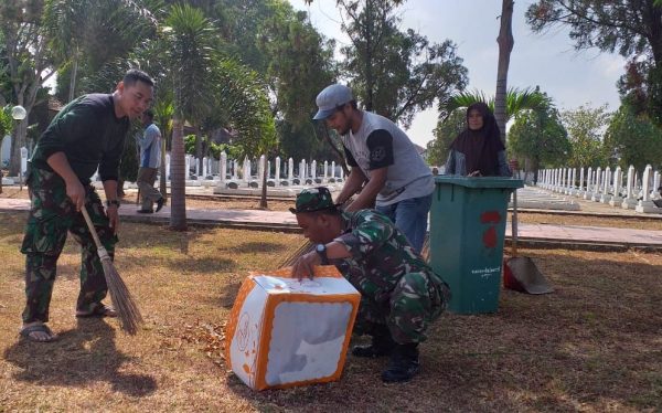 Koramil 410-06/Kedaton Gotong Royong Bersihkan Makam Pahlawan Bersama Warga