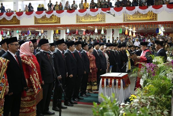 Hakim Tinggi Pimpin 85 Anggota DPRD Ucap Sumpah Jabatan