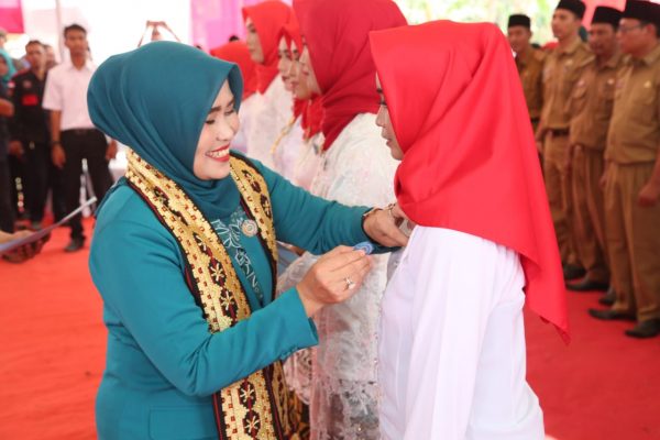 Winarni Kukuhkan Enam Ketua Tim Penggerak PKK Desa Di Kecamatan Sidomulyo