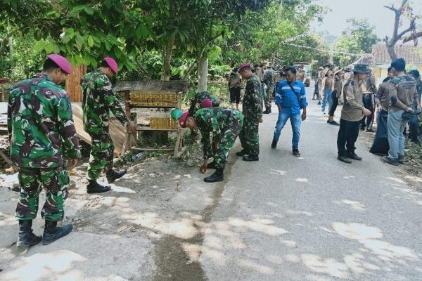 Brigif 4 Marinir/BS Bersama Pelajar Gelar Baksos Untuk Masyarakat