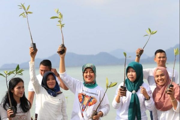 Komit Majukan Pariwisata Lampung, Nunik Melaksanakan Kegiatan Bersih Pantai Dan Penanaman Mangrove di Lambar