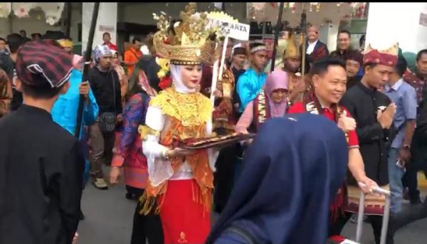 Pemprov Sambut Peserta FLS2N di Bandara Dengan Adat Lampung