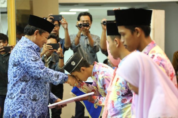 Kafilah Asal Lampung Peraih Juara di STQ Nasional Menereima Tali Asih Dari Gubernur
