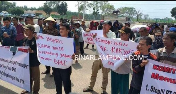 Puluhan Masyarakat Ngeluruk Kantor Pemda  Lamtim, Terkait Adanya Dugaan Penyimpangan BPNT 2019
