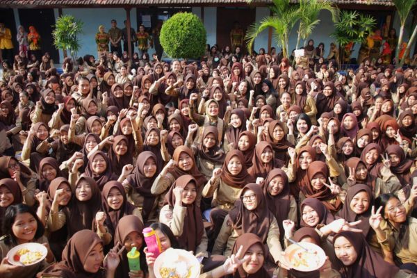 Wagub Nunik Serahkan Penghargaan Kepada Guru, Kepsek dan Pengawas Sekolah Berprestasi