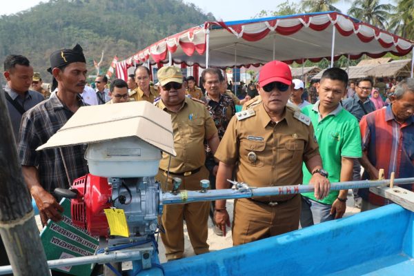 Nanang Ermanto Serahkan 12 Kapal Ketinting Kepada Kelompok Nelayan