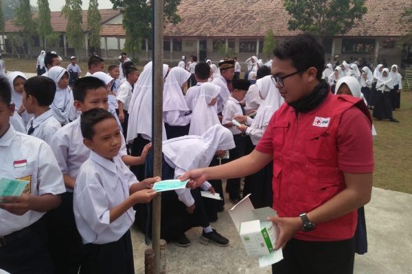 PMI Muba Bagi-bagi Masker ke SD-SMA