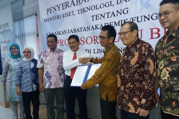 Wartawan Jadi Guru Besar, Direktur UKW PWI Dr. Rajab Ritonga Terima SK Profesor