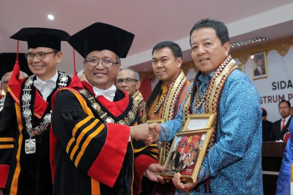 Berperan Penting dalam Pembangunan ltera, Gubernur Arinal dan SBY Terima Penghargaan