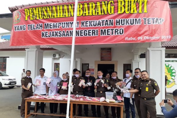 Kejari Kota Metro Musnahkan Barang Bukti Hasil Kejahatan Tindak Pidana Umum