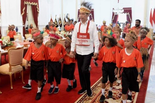 Diterima di Istana, Siswa SD Jayapura dan Asmat Nyanyi dan Beri Cindera Mata ke Presiden Jokowi