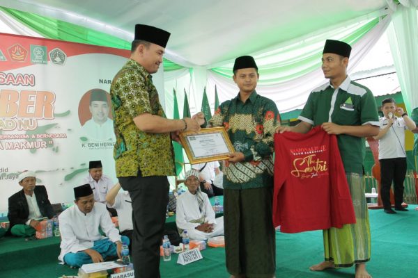 Peringatan Hari Santri Nasional, Wabup Muba Terima Penghargaan Tokoh Peduli Pesantren