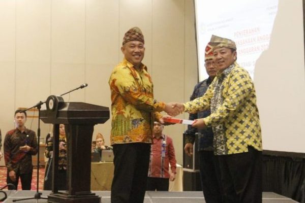 Bupati Umar Ahmad Terima DIPA TA 2020 Dari Gubernur Lampung