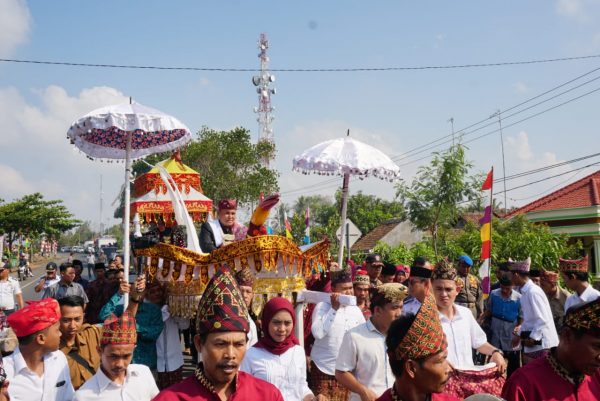 Lantik Kepala Desa Di Kecamatan Sidomulyo, Nanang Diarak Adat Lampung Naik Bukhung Garuda