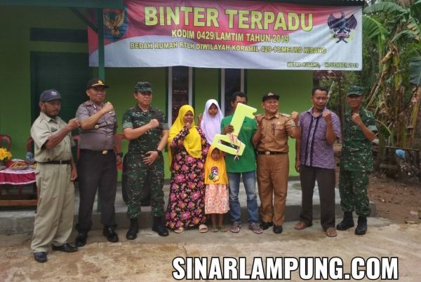 Dandim 0429/Lamtim Serahkan Kunci Bedah Rumah Program Binter Terpadu Desa Margototo