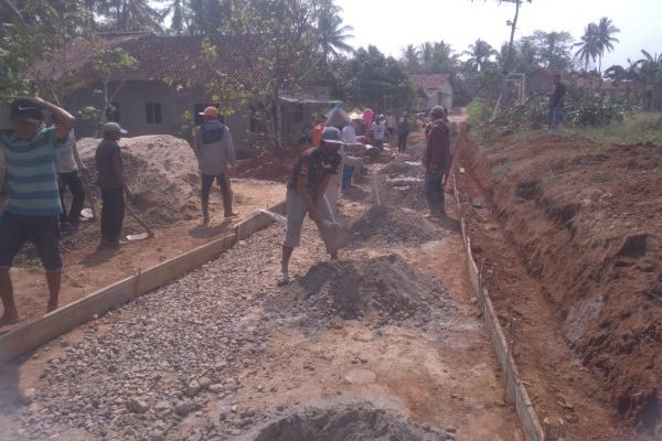Warga Pekon Bumi Ayu Turut Berpartisipasi Dalam Pembangunan Infrastruktur
