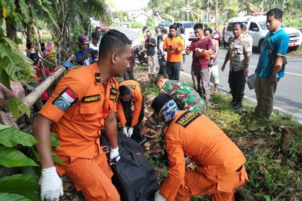 Mayat Pria Tanpa Identitas Tergeletak di Jalinbar Pekon Lakaran Tanggamus