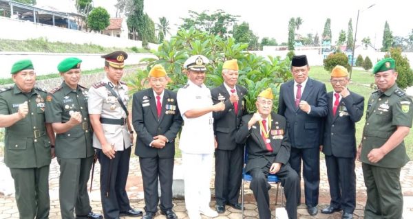 HUT LVRI Ke-63, Kapolres Lampung Utara Ziarah dan Tabur Bunga di Makam Pahlawan