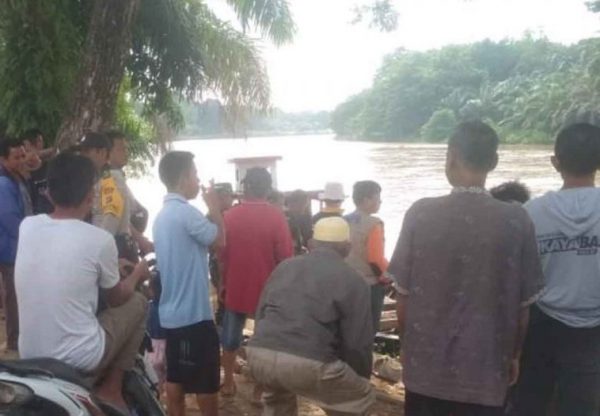 Perahu Terbalik, Tiga Petani Singkong Hilang di Sungai Aliran Tajab