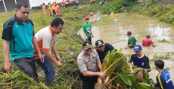 Antisipasi Banjir, Forkopimcam Sungai Keruh Gotong Royong Bersihkan Sungai