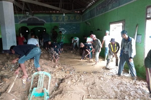 Kapolres Tanggamus Dan Masyarakat, Gotong Royong Bersihkan Material Banjir di Masjid Baiturrahman