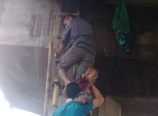 Seorang Balita Jatuh Di Celah Sambungan Beton Jembatan Jalinbar Sumatera yang Menganga