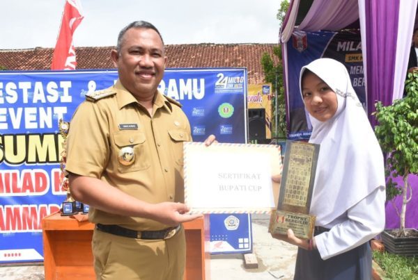 Umar Ahmad Serahkan Tropi Bergilir di Event Milad ke-24 SMK Muhammadiyah Tumijajar