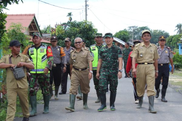 Dandim 0429/Lamtim Tinjau Lokasi Banjir Sekaligus Berikan Bantuan Sembako