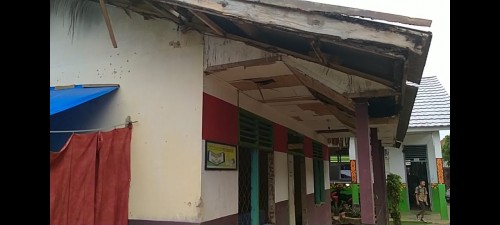 SD Negeri 2 Gapura Memprihatinkan, Padahal Hanya Berbatas Tembok dengan Dinas Pendidikan Lampura