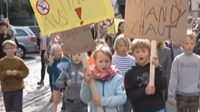 Anak-anak Jerman Demo di Jalanan, Protes Ortu Sibuk Main HP