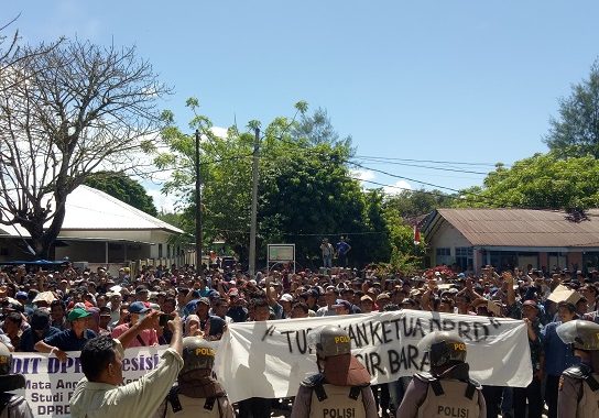 Ribuan Massa Apdesi Pesisir Barat Kepung Kantor DPRD, Tuntut Piddinuri Mundur dan Audit Anggaran Dewan