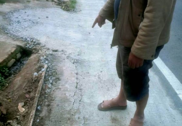 Proyek Rigit Beton Bahu Jalan Sumber Jaya Dikerjakan Asal, Baru Beberapa Hari Sudah Hancur?